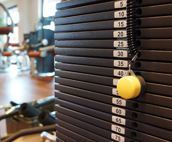 7 Gründe, warum Fitnessstudios dir nicht beim Abnehmen helfen und dich auch nicht von Rückenschmerzen befreien.