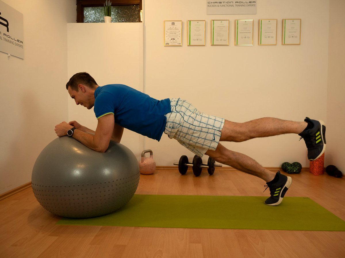 Christian Roller bei einer Übung am Gymnastikball