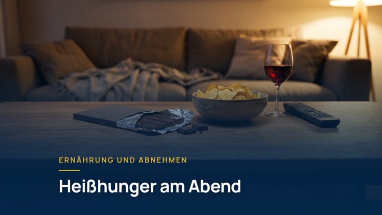 Heißhunger am Abend: Schokolade, Chips und ein Glas Rotwein auf dem Couchtisch vor dem Sofa