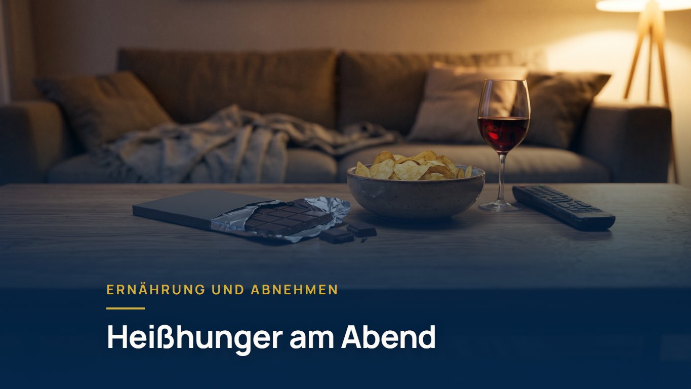 Heißhunger am Abend: Schokolade, Chips und ein Glas Rotwein auf dem Couchtisch vor dem Sofa