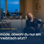 Müde nach der Arbeit: Frau sitzt abends im Blazer erschöpft auf dem Sofa, die Augen geschlossen