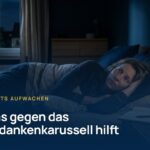 Nachts aufwachen und nicht wieder einschlafen: Frau liegt nachts wach im Bett, auf dem Nachttisch Notizblock und Stift
