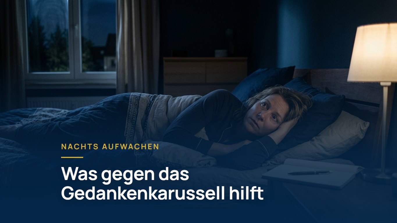 Nachts aufwachen und nicht wieder einschlafen: Frau liegt nachts wach im Bett, auf dem Nachttisch Notizblock und Stift