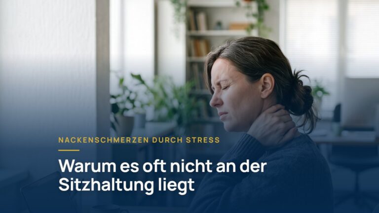 Nackenschmerzen durch Stress: Frau am Schreibtisch hält sich den schmerzenden Nacken