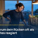 Frau stützt sich abends in der Küche ab und hält sich den unteren Rücken: Rückenschmerzen durch Stress