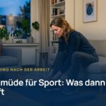 Zu müde für Sport nach der Arbeit: Frau bindet sich abends im Wohnzimmer die Sportschuhe zu