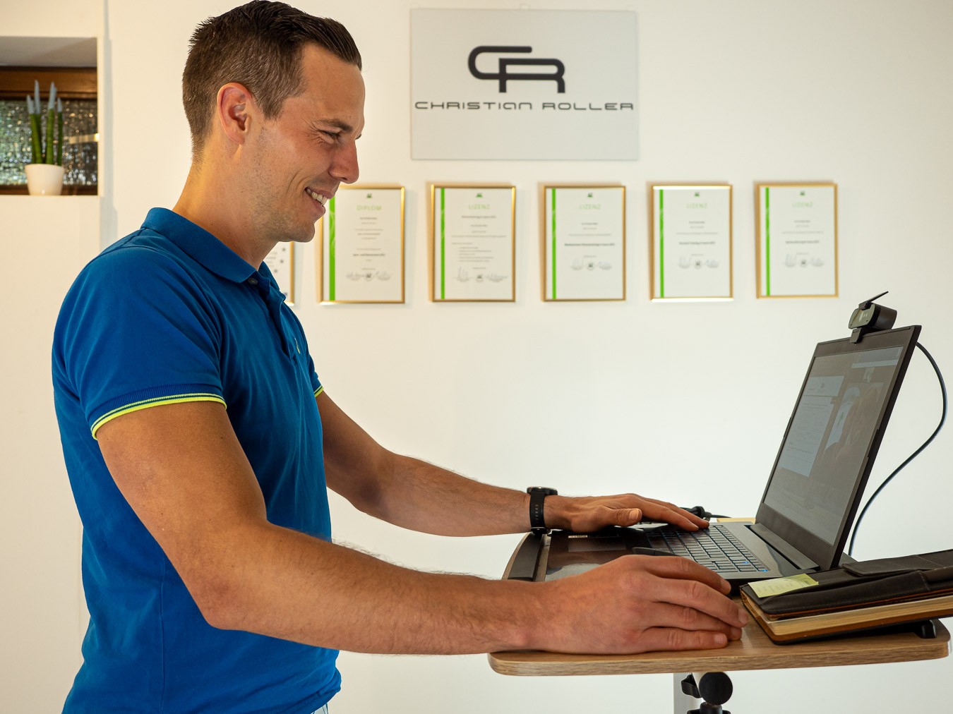 Christian Roller im Online-Coaching am Laptop in seinem Büro
