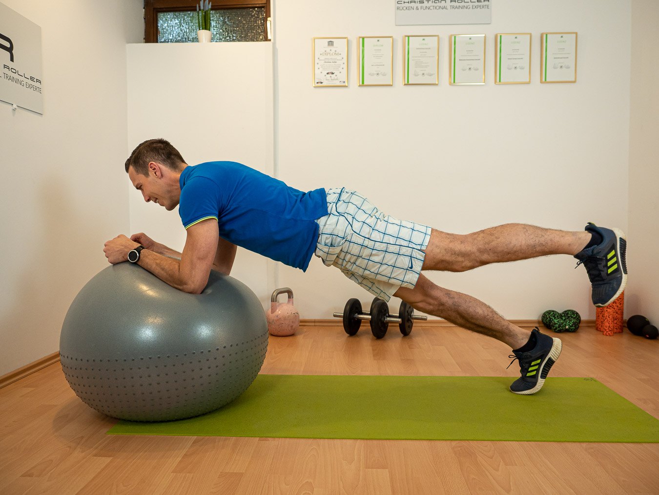 Christian Roller bei einer Plank auf dem Gymnastikball